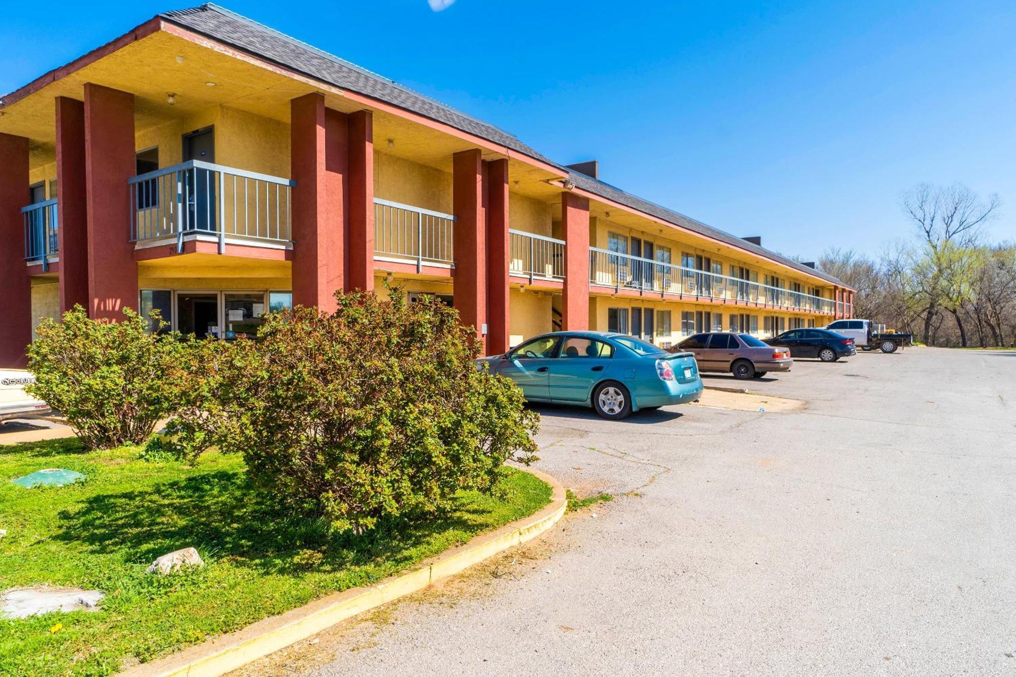 Castle Inn & Suites By Oyo Chickasha Exterior foto