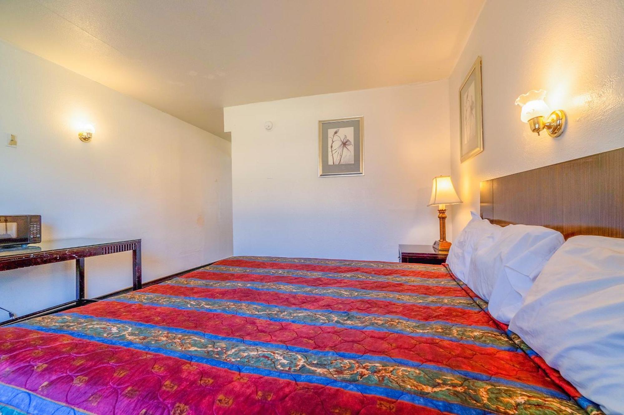 Castle Inn & Suites By Oyo Chickasha Exterior foto