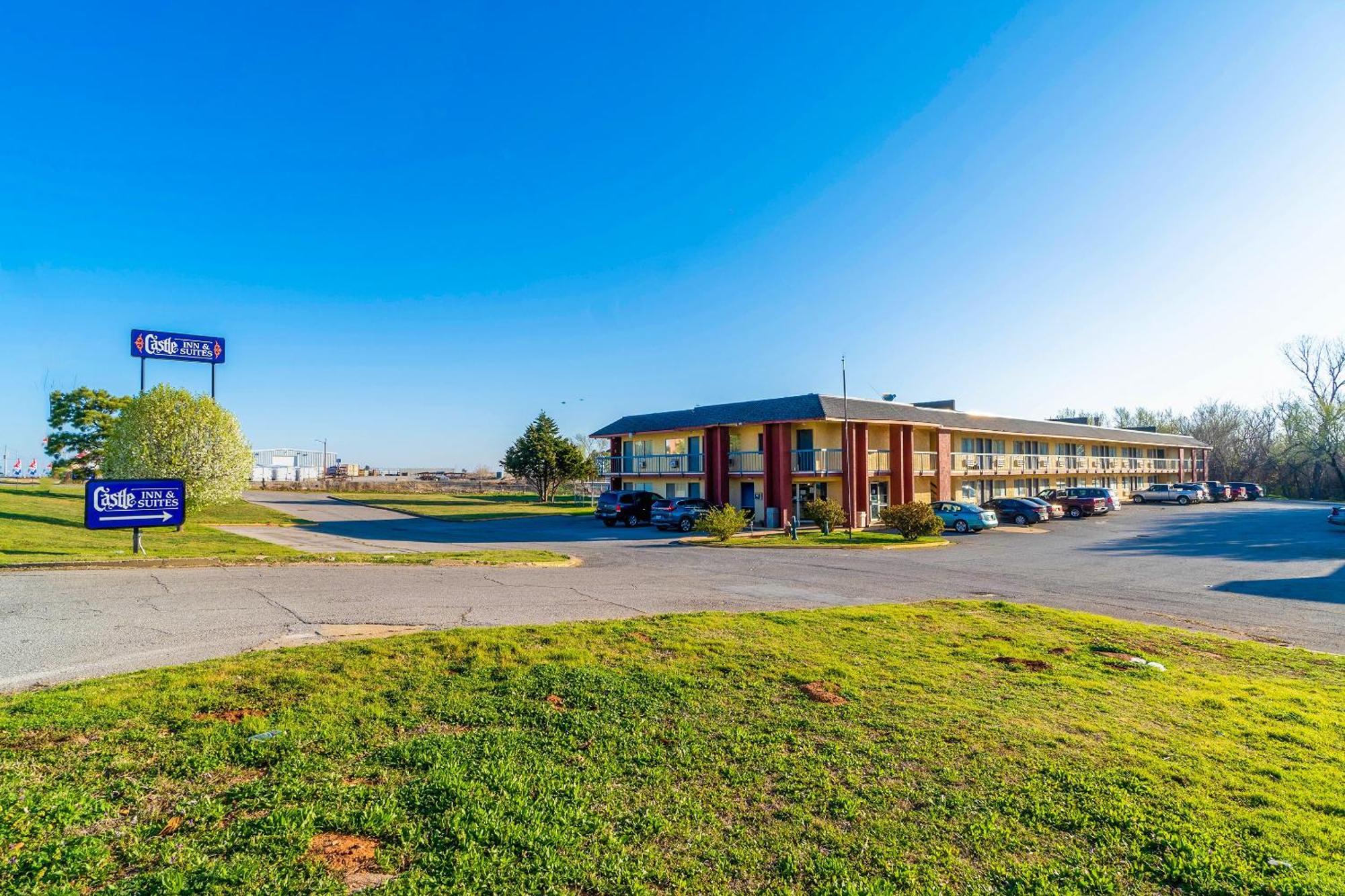 Castle Inn & Suites By Oyo Chickasha Exterior foto