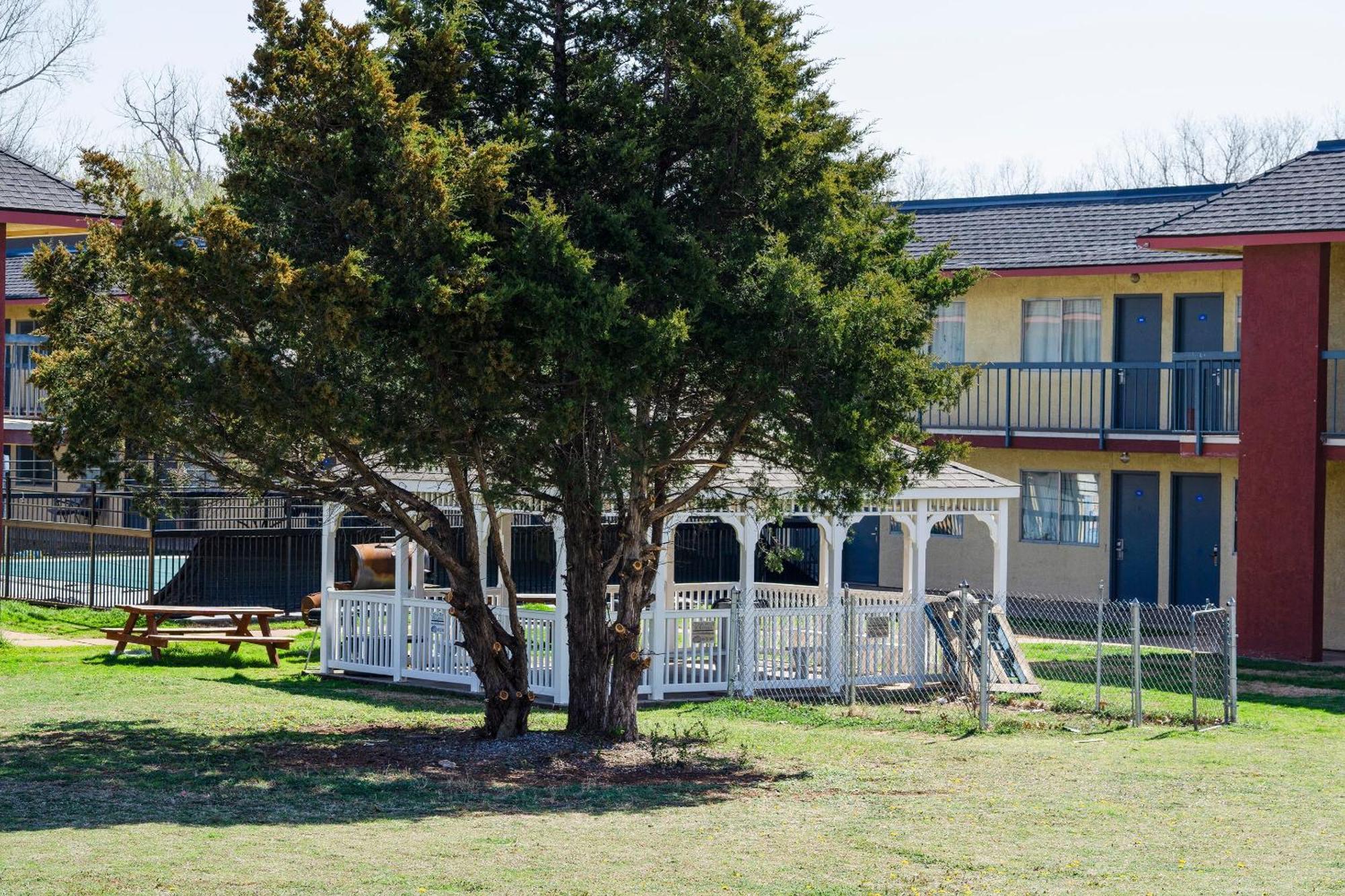 Castle Inn & Suites By Oyo Chickasha Exterior foto