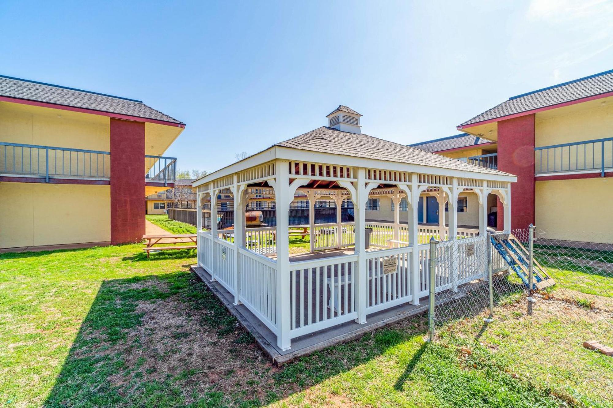 Castle Inn & Suites By Oyo Chickasha Exterior foto
