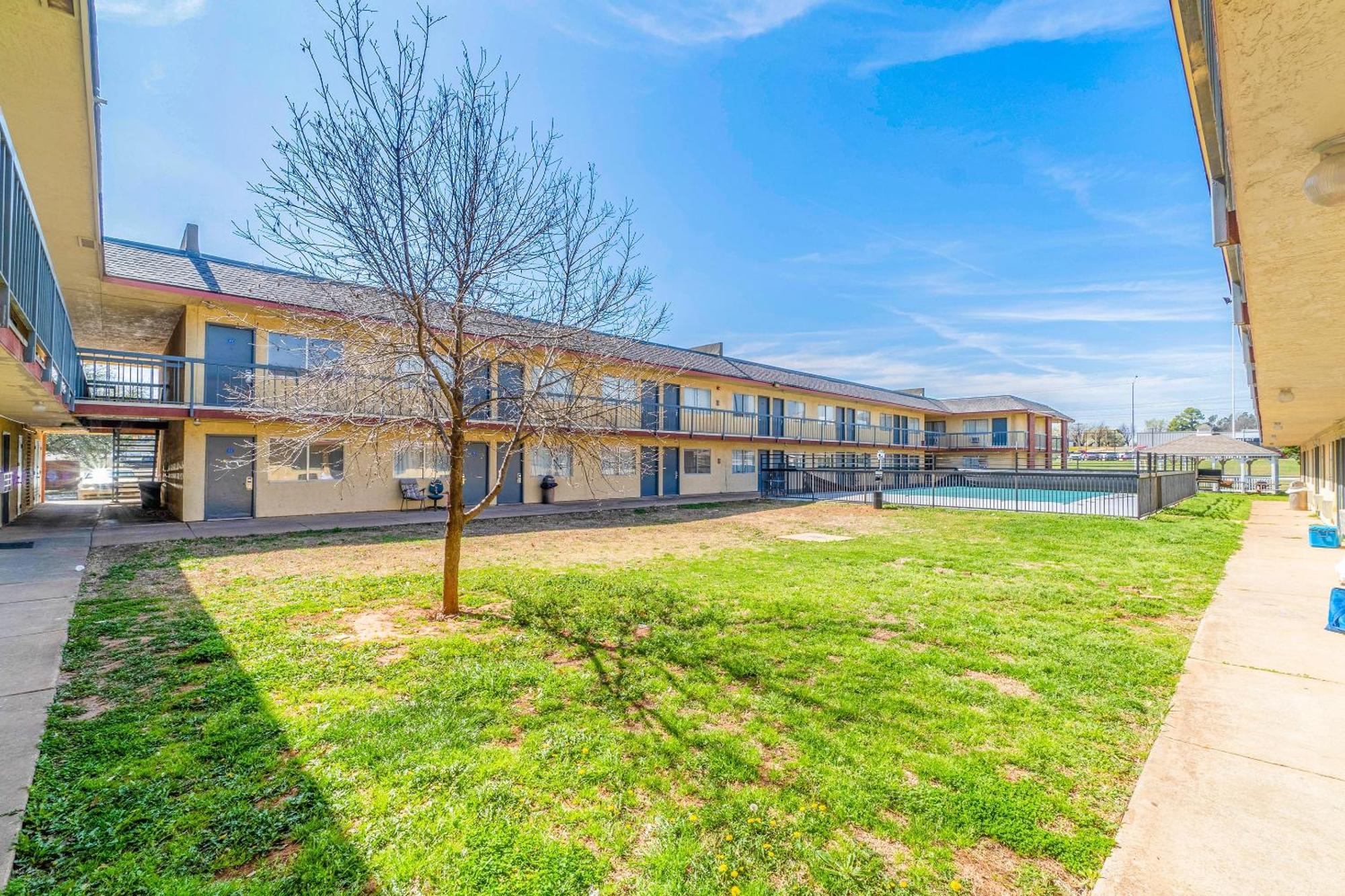 Castle Inn & Suites By Oyo Chickasha Exterior foto