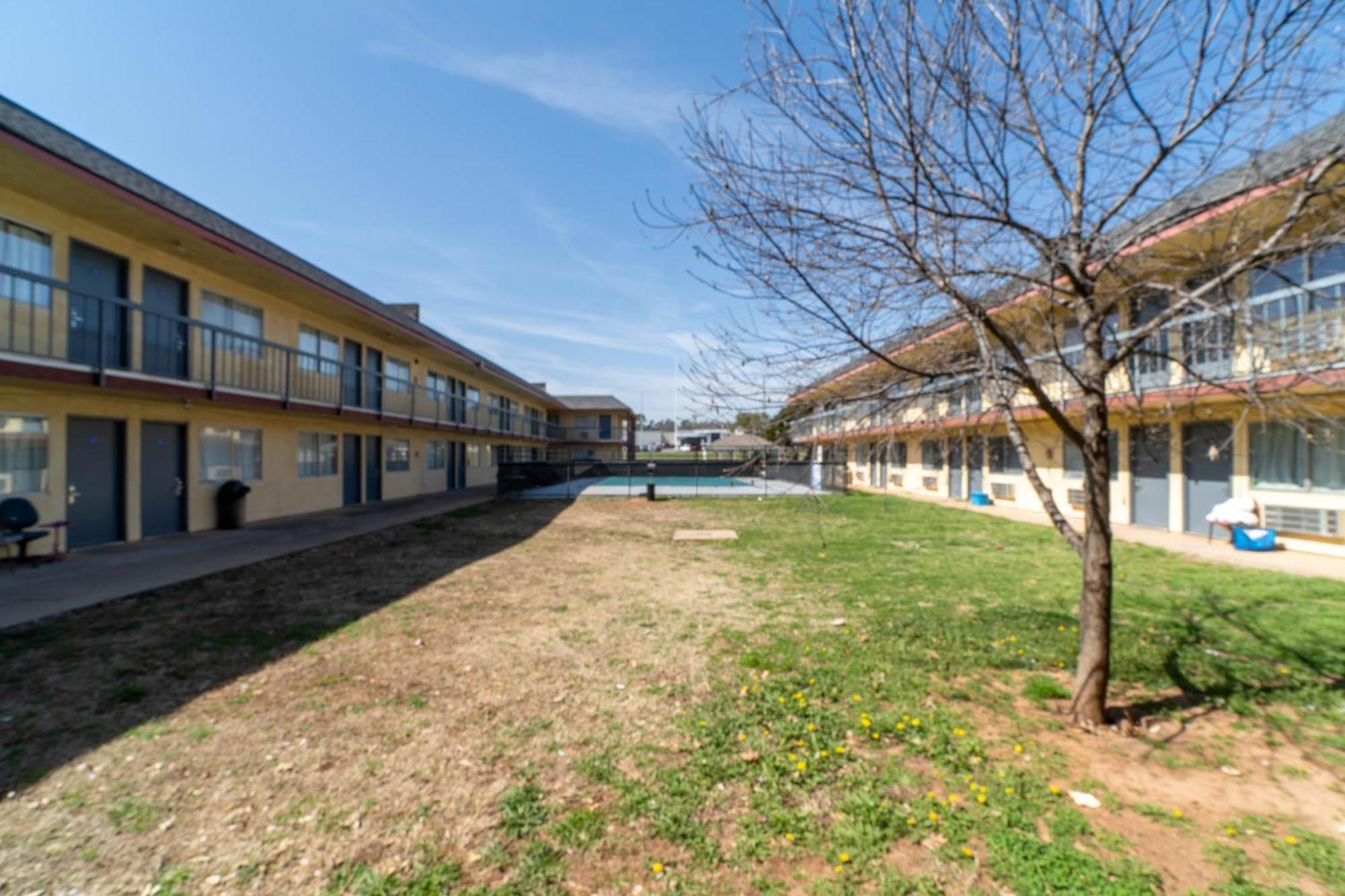 Castle Inn & Suites By Oyo Chickasha Exterior foto