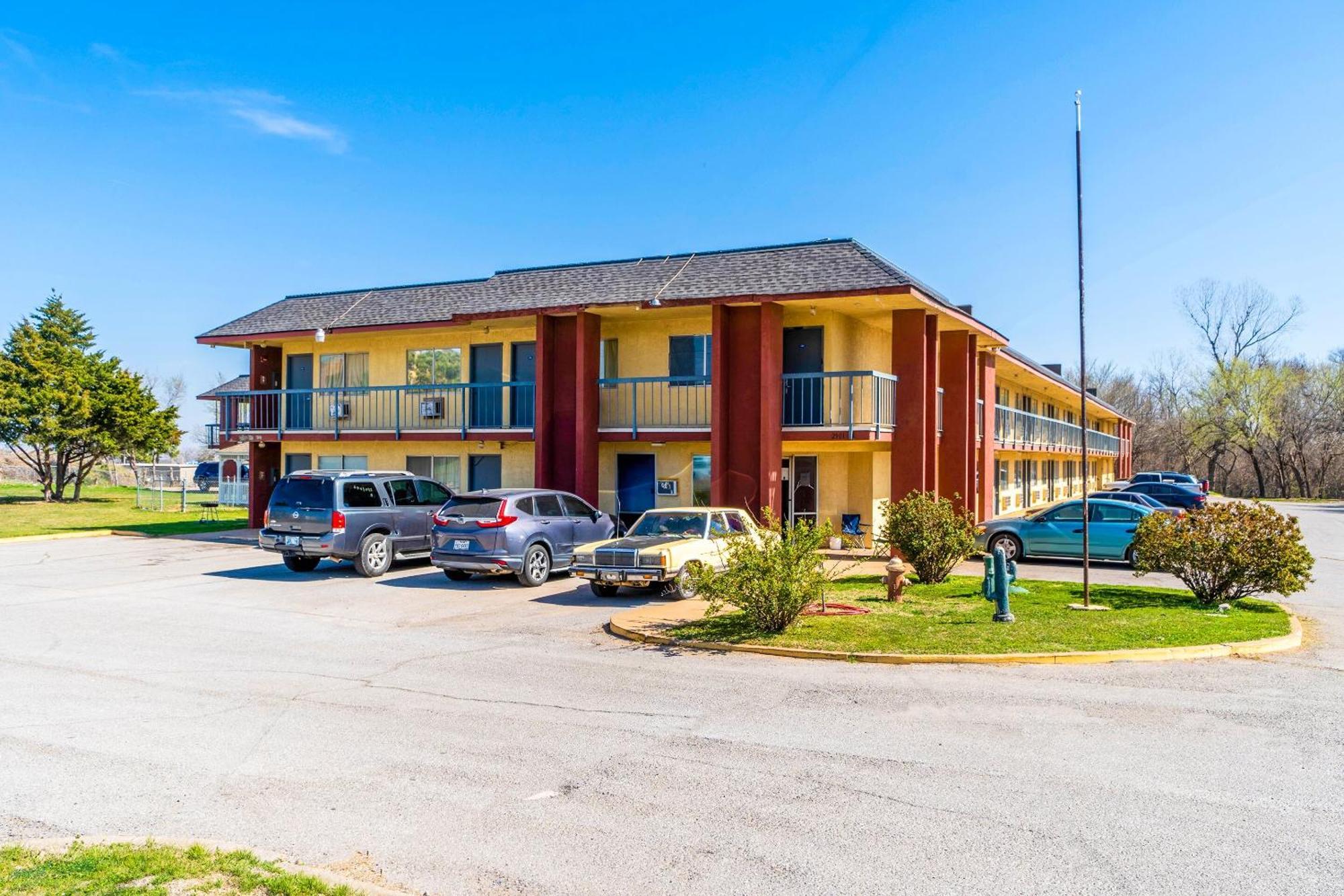 Castle Inn & Suites By Oyo Chickasha Exterior foto
