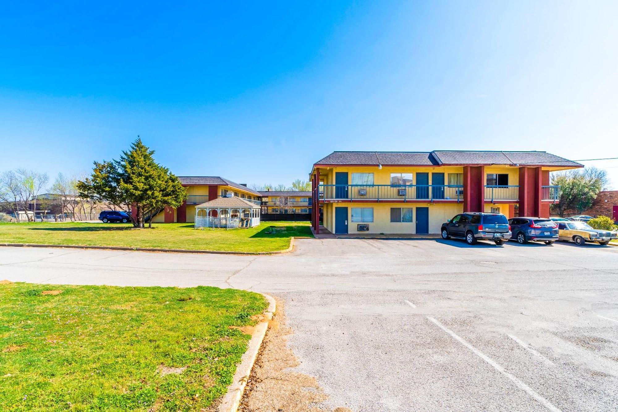 Castle Inn & Suites By Oyo Chickasha Exterior foto