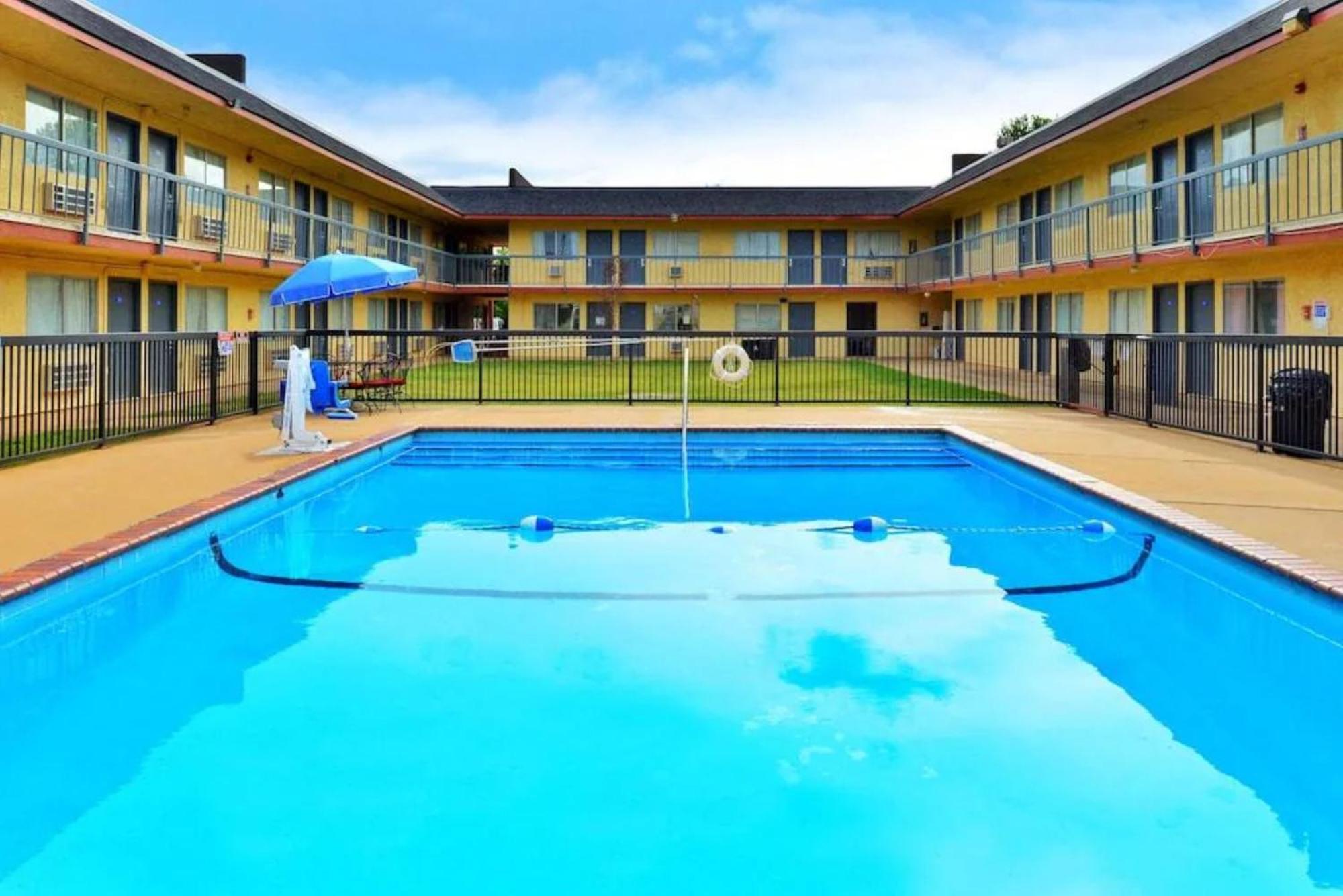 Castle Inn & Suites By Oyo Chickasha Exterior foto